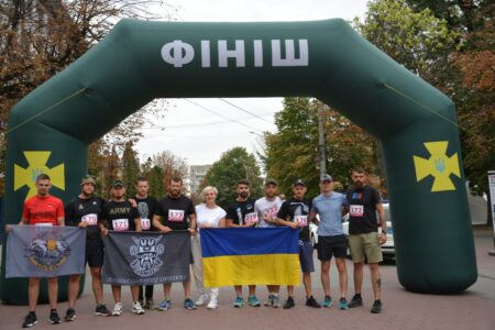 ШАНУЮ ВОЇНІВ БІЖУ ЗА ГЕРОЇВ УКРАЇНИ